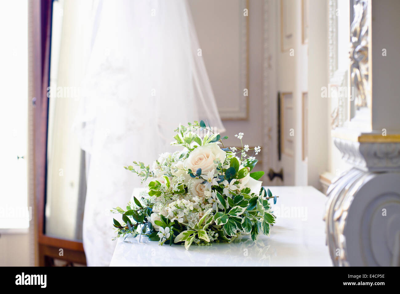 Hochzeitsvorbereitungen, Blumenstrauß auf Kaminsims, Dorset, England Stockfoto
