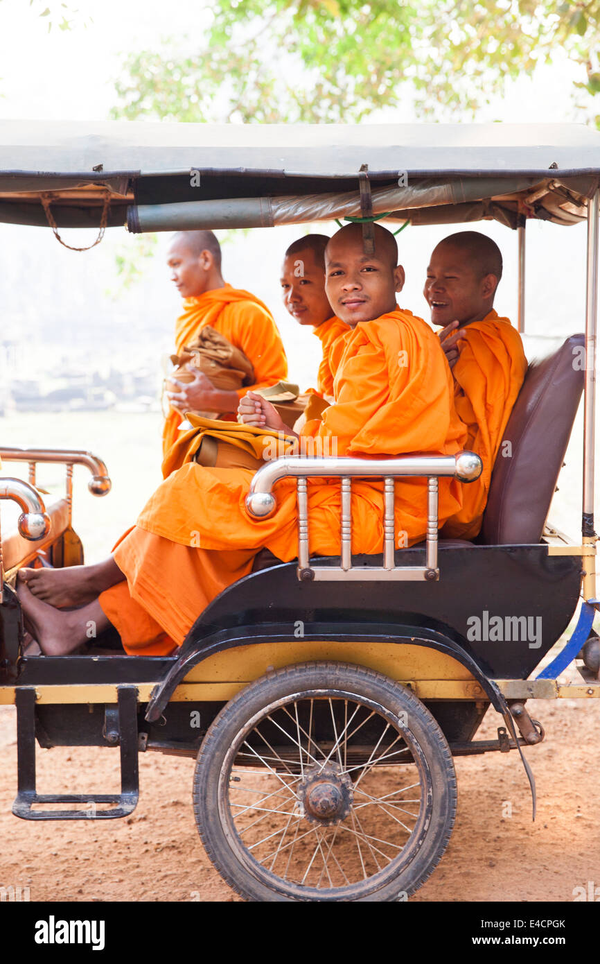 Buddhistische Mönche in einer Rikscha/Tuk Tuk, Angkor-Tempel-Komplex, Angkor Wat, Siem Reap, Kambodscha. Stockfoto