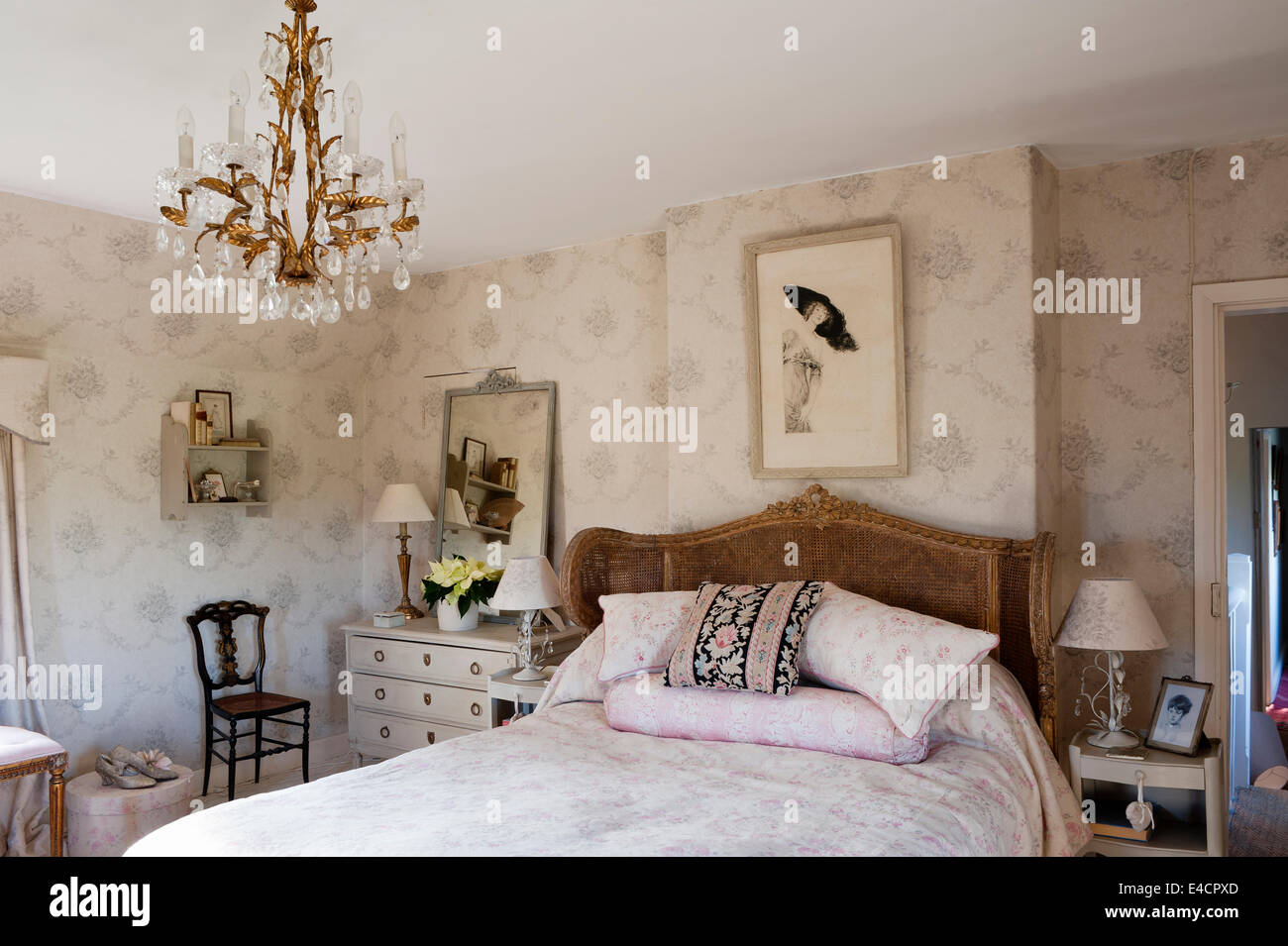 Grau-Sophia Wallpaper von Kate Forman in Schlafzimmer mit französischen Antiquitäten Zuckerrohr Bett, florale Bettwäsche und Genevieve Kissen auch von Kate Stockfoto