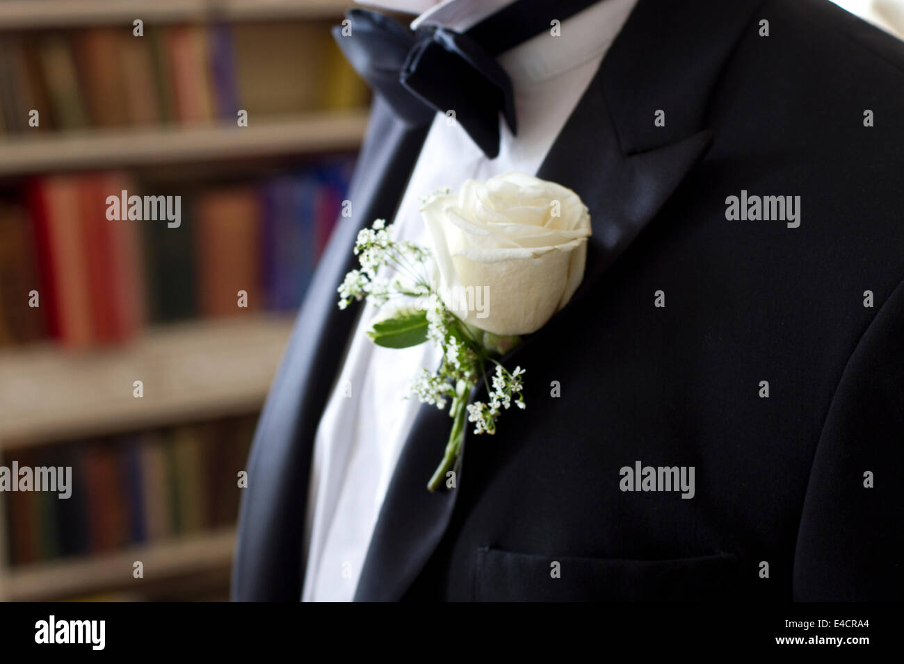Hochzeit Vorbereitungen, Smoking, Fliege, Knopfloch, Dorset, England Stockfoto