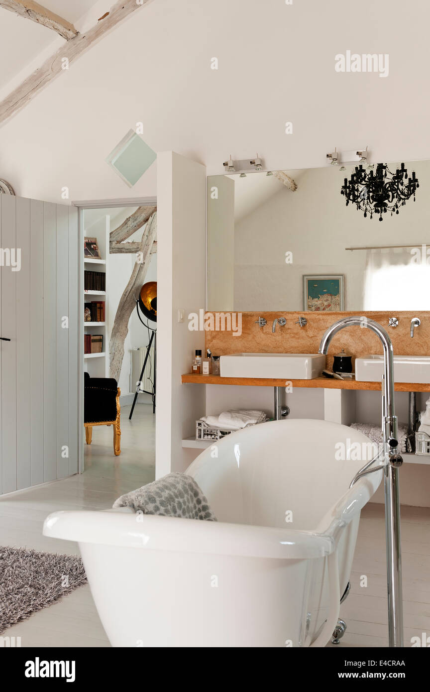 Freistehende Badewanne im Zimmer mit zwei Belfast Stil sinkt Stockfoto