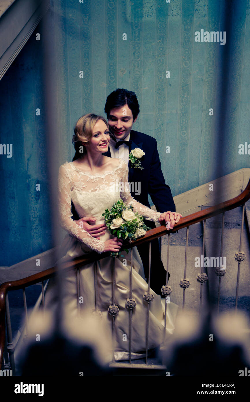 Hochzeitsvorbereitungen, Braut und Bräutigam auf Treppe, Dorset, England Stockfoto