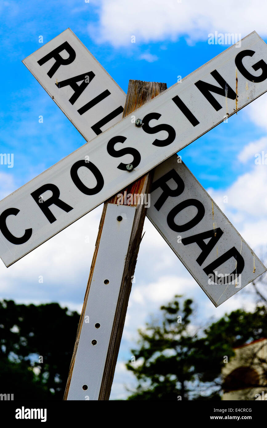 Railroad Crossing Zeichen auf einem Holzpfosten Stockfoto