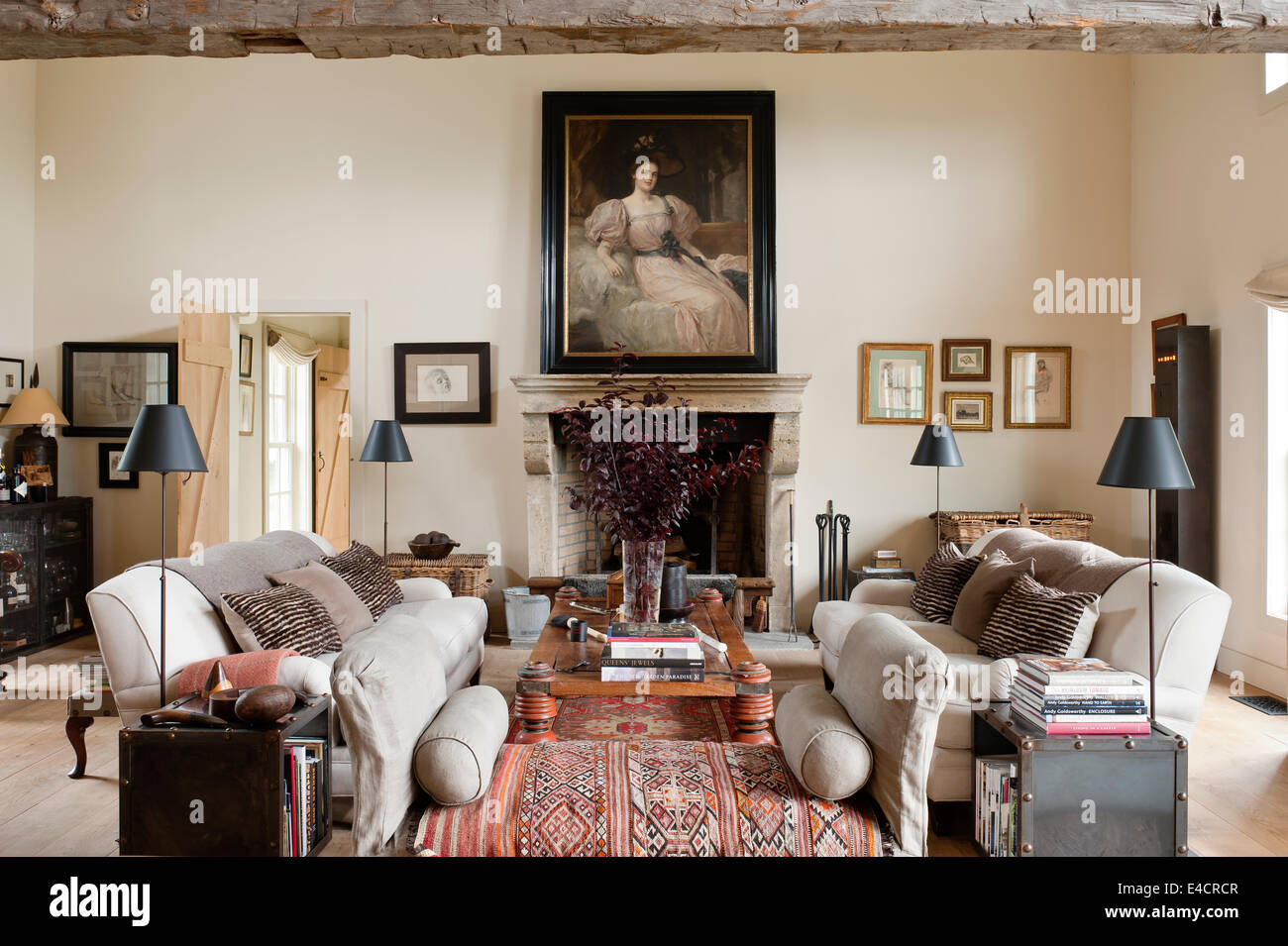 Schwere dänische Leinen gepolsterten Sofas im Wohnzimmer mit alten orientalischen Teppichen. Die schwarzen Stehleuchten sind von Madura Stockfoto