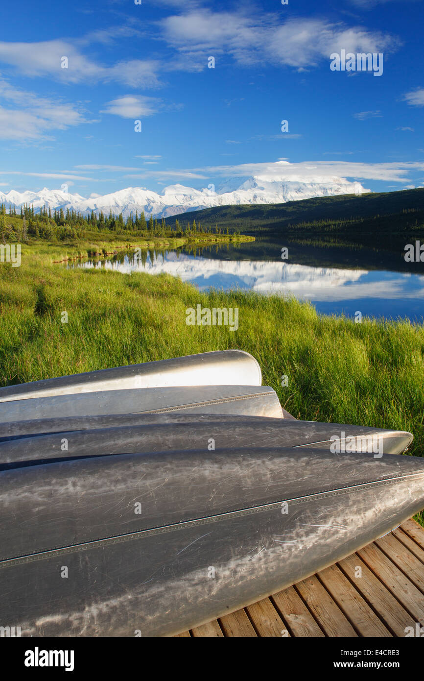 Kanus vor Mt. McKinley, auch bekannt als Denali aus Wonder Lake, Denali-Nationalpark, Alaska. Stockfoto