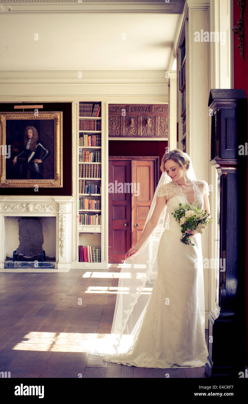 Hochzeitsvorbereitungen, Braut im Hochzeitskleid, Dorset, England Stockfoto