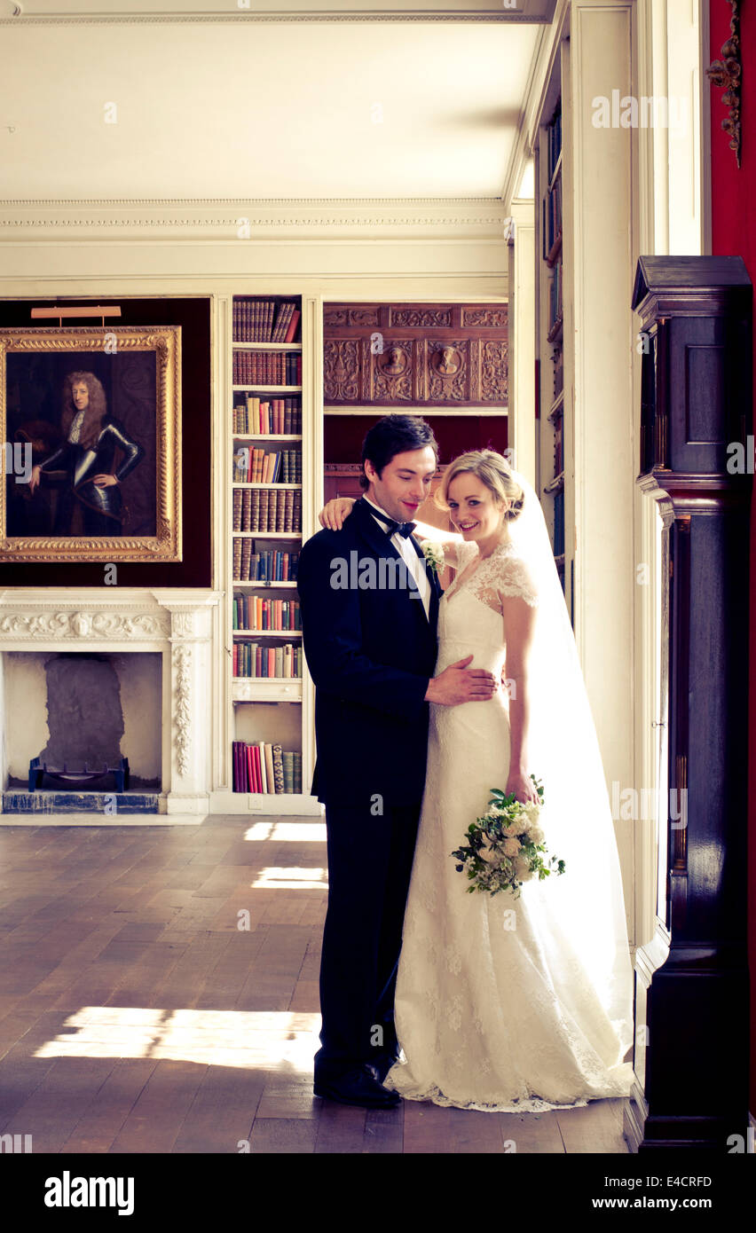 Hochzeitsvorbereitungen, Braut und Bräutigam in Bibliothek, Dorset, England Stockfoto