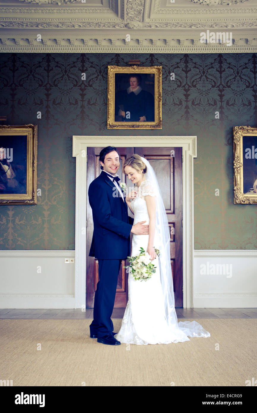 Hochzeitsvorbereitungen, Braut und Bräutigam in Villa, Dorset, England Stockfoto