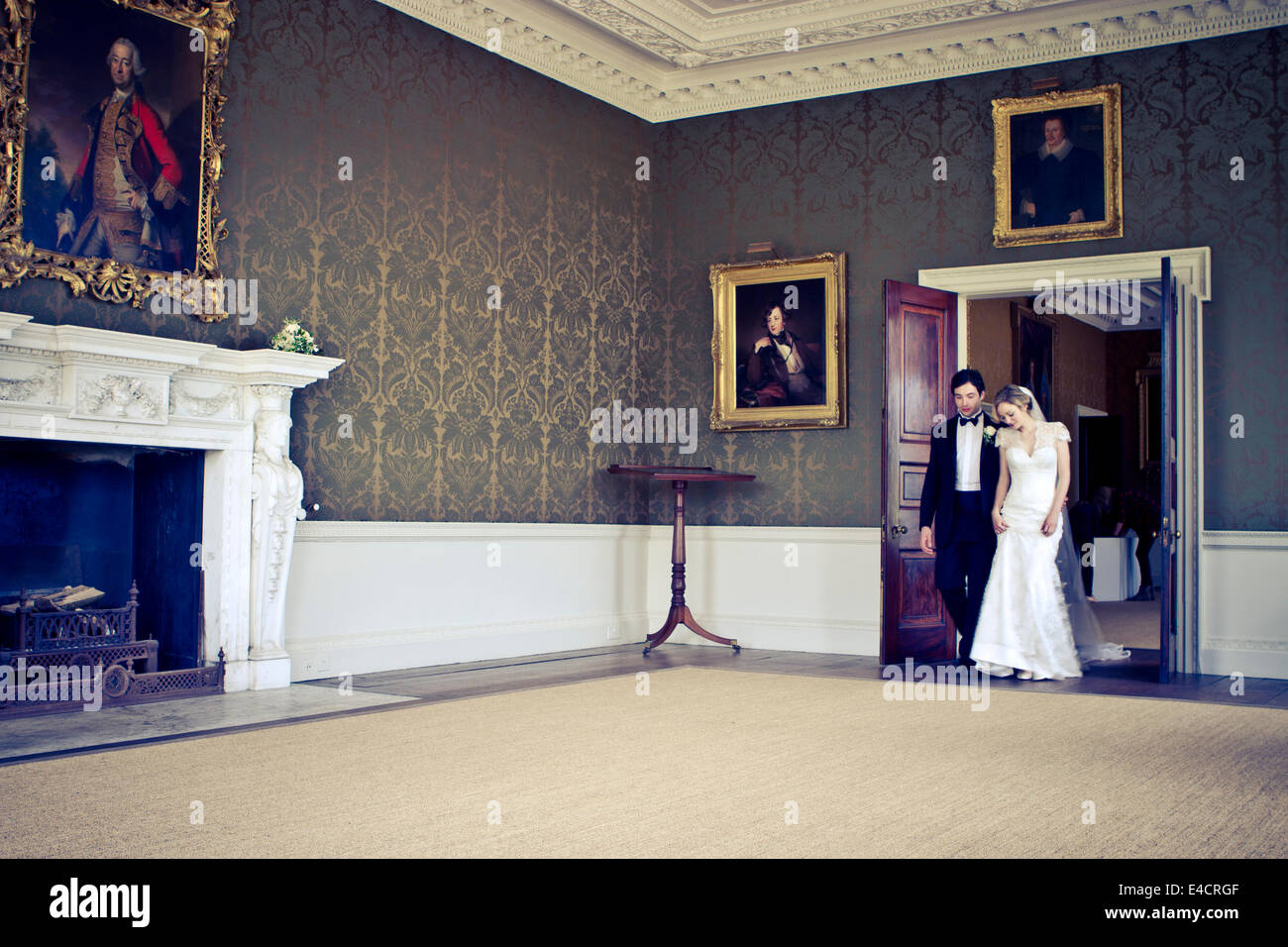 Hochzeitsvorbereitungen, Braut und Bräutigam zu Fuß im Herrenhaus, Dorset, England Stockfoto