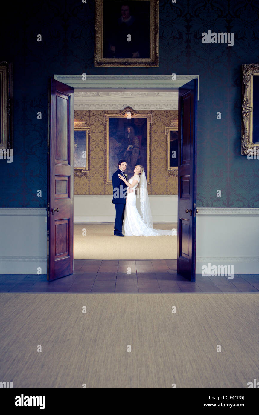 Hochzeitsvorbereitungen, Braut und Bräutigam in Villa, Dorset, England Stockfoto