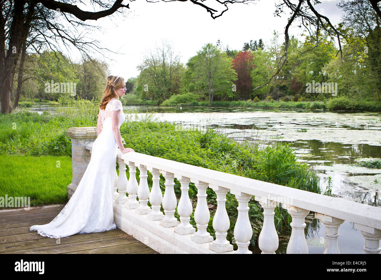 Hochzeitsvorbereitungen, Braut im Hochzeitskleid in Park, Dorset, England Stockfoto