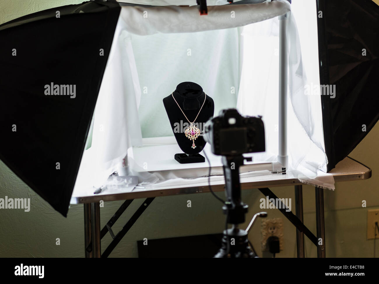 Eine hausgemachte Lichtzelt für Dreharbeiten Schmuck und andere kleine Gegenstände im Haus eingerichtet. Stockfoto