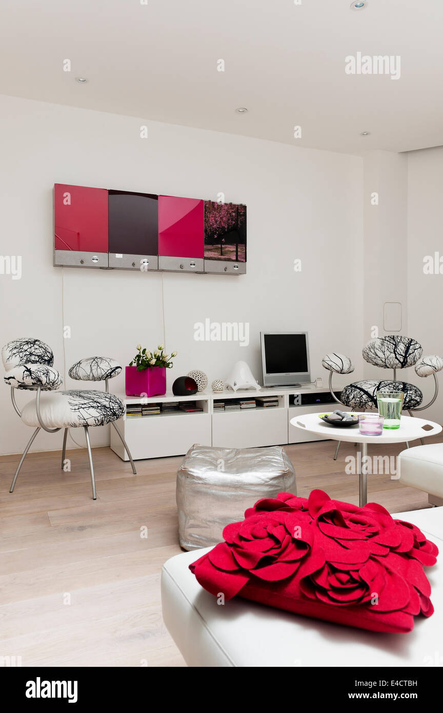 Rote Kissen von John Lewis auf weißen modulare Edra Sofa im Wohnzimmer mit Silber Bodenkissen Stockfoto