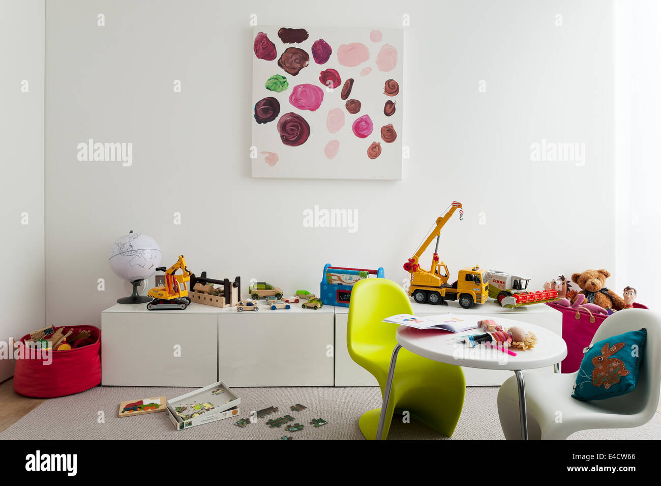 Verner Panton S Stühle im Kinderspielzimmer Stockfoto