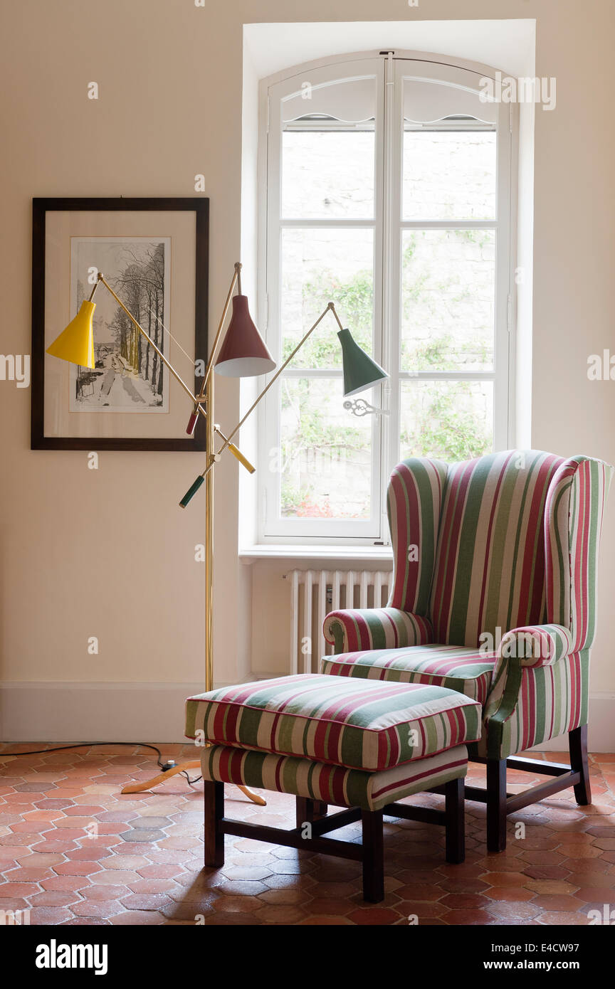 Gestreifte Ohrensessel Sessel mit passendem Hocker in Raum mit Waben  Terracottafliesen Stockfotografie - Alamy