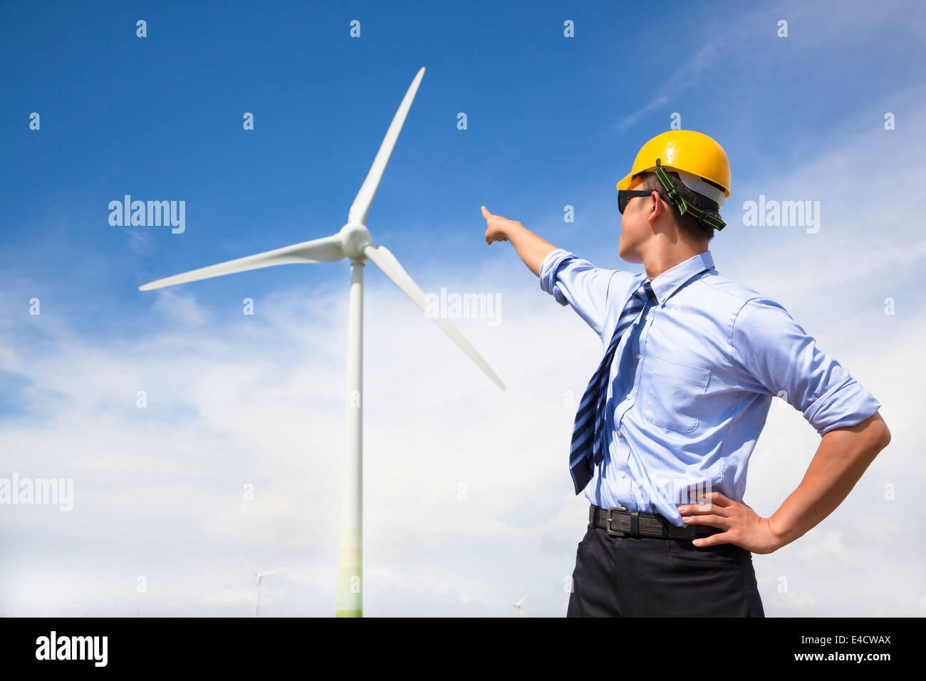 Jung-Ingenieur stehen und zeigen Sie auf Windgenerator Stockfoto