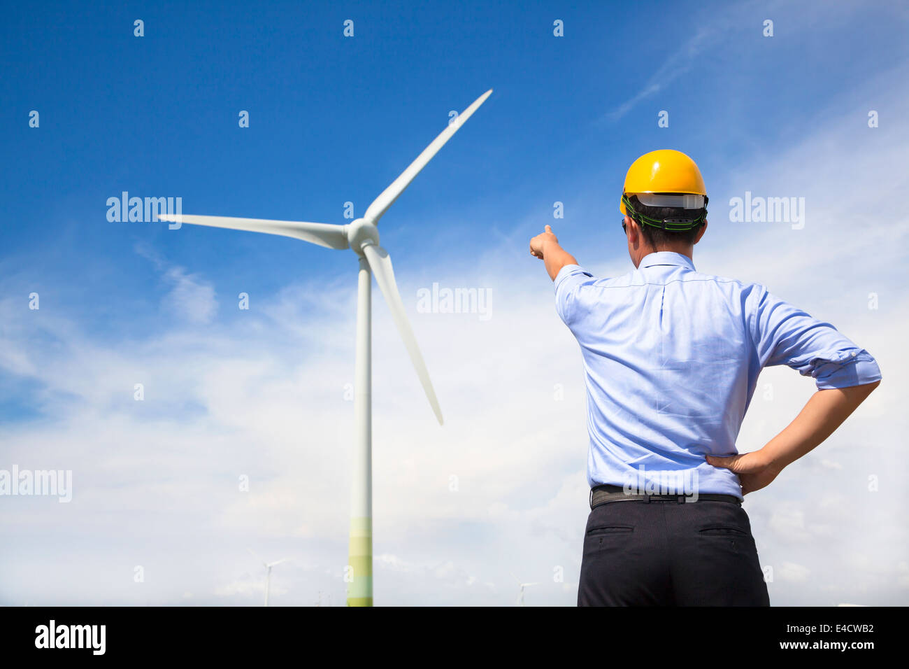 Jung-Ingenieur stehen und zeigen Sie auf Windgenerator Stockfoto