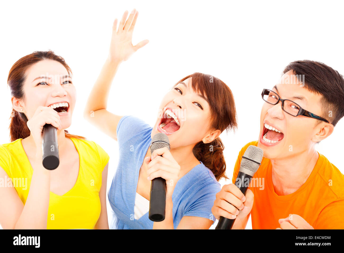 gerne asiatische junge Gruppe Spaß singen mit Mikrofon Stockfoto