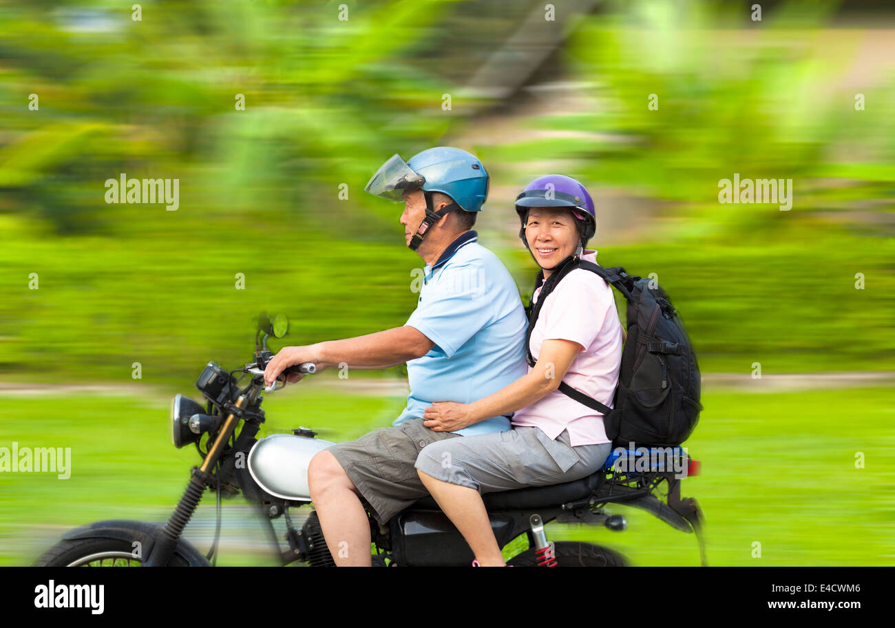 Älteres Paar Motorrad mit dynamischer Hintergrund Stockfoto