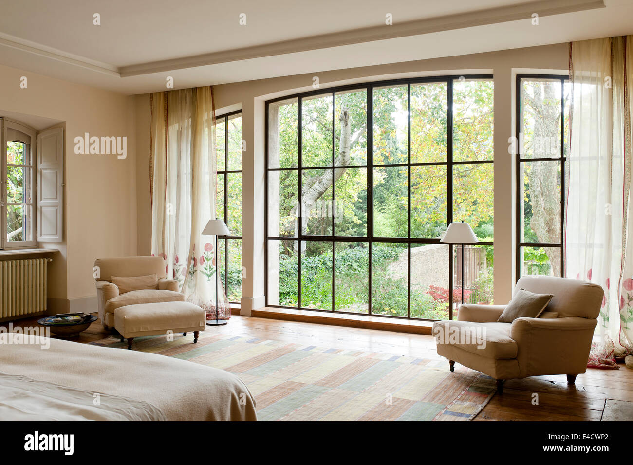 Großes Fenster mit Blick auf den Garten im Schlafzimmer mit ... Großes Fenster mit Blick auf den Garten im Schlafzimmer mit ...