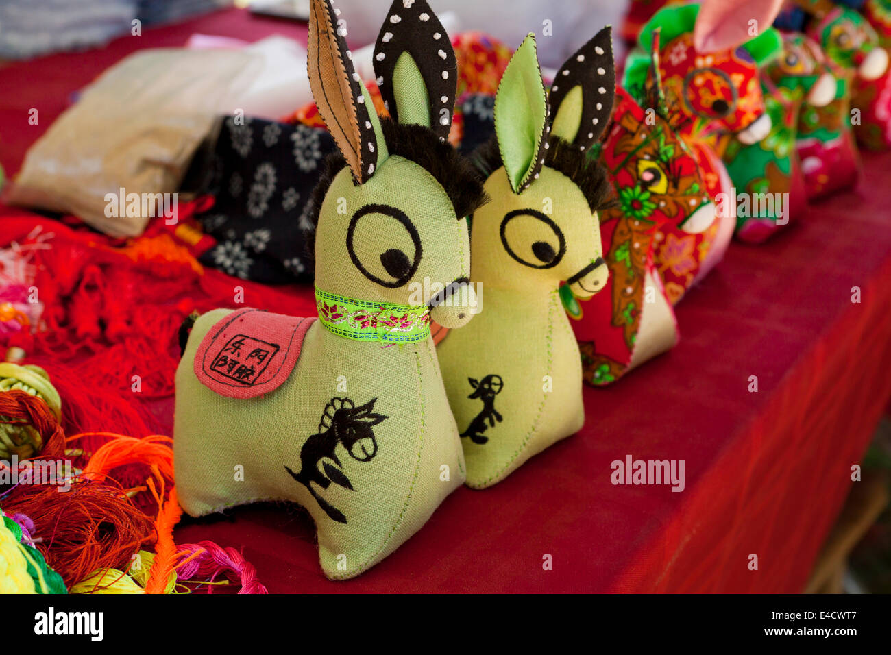 Chinesische handgemachte ausgestopfte Pferd Puppe (Chinesisches Tierzeichen Pferd Puppe) Stockfoto