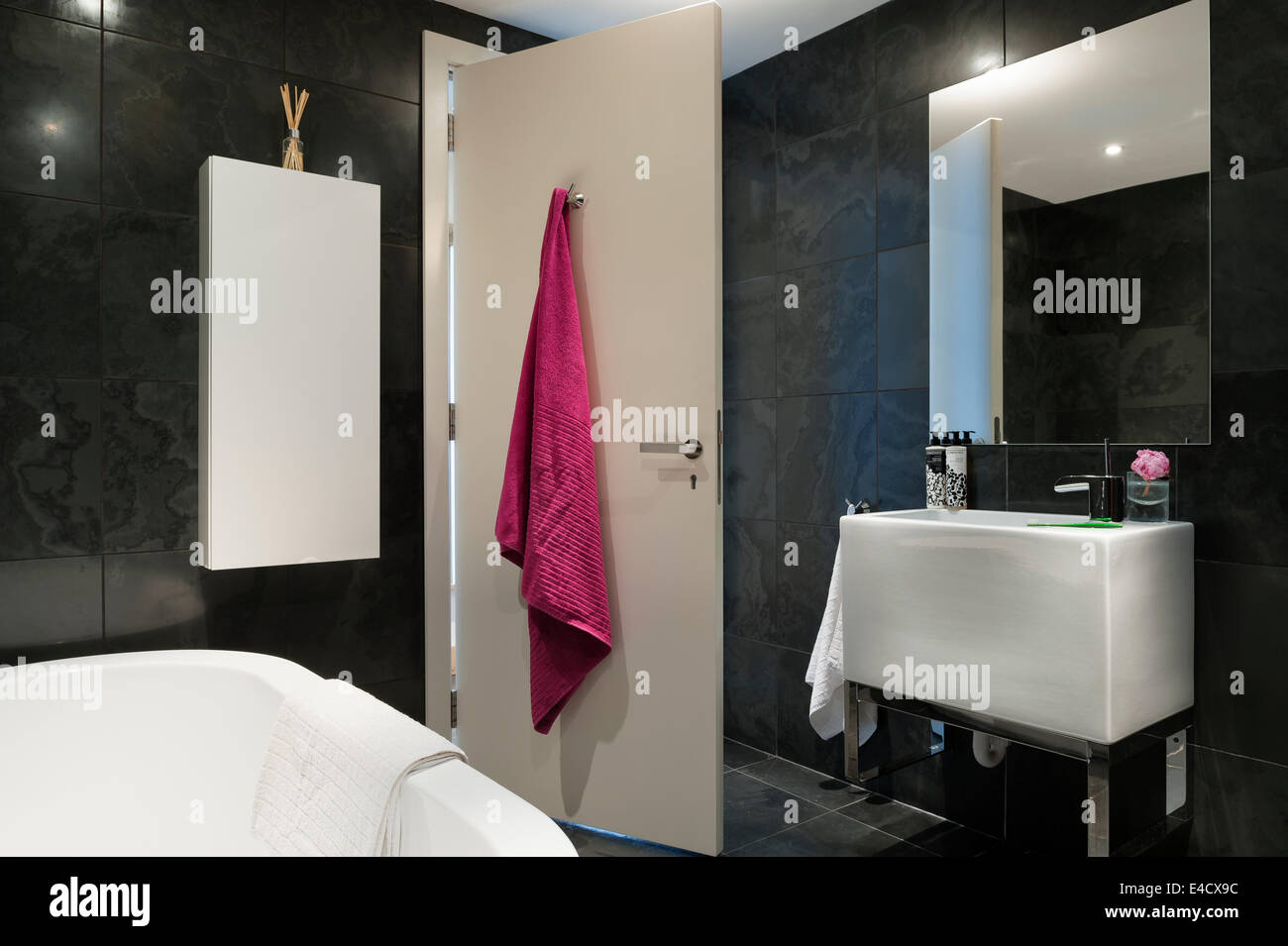 Catalano Verso Sanitaryware im Badezimmer mit walisischen Schiefer Fliesen Stockfoto