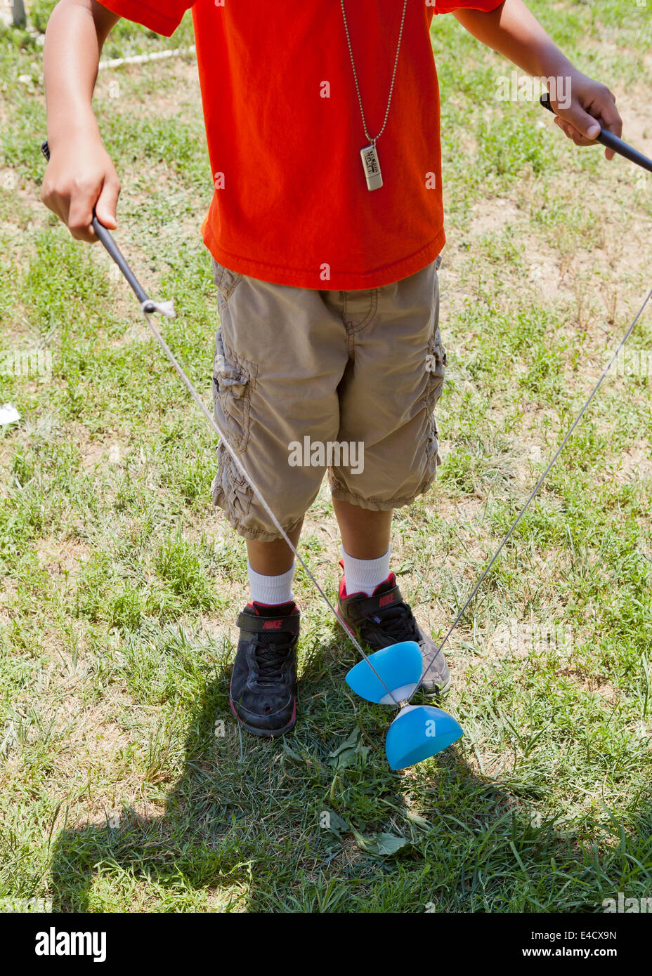 Kind spielt mit Diabolo jonglieren Spielzeug - USA Stockfoto