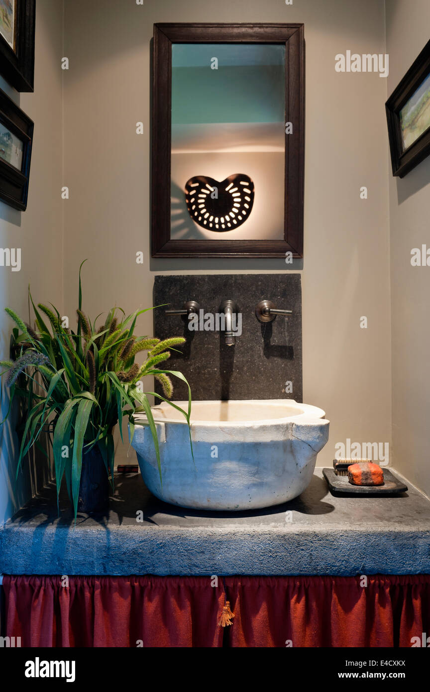 Die Marmor Schale ein türkisches Hamam dient als ein Becken in der Garderobe mit Stein-Waschtischplatte Stockfoto