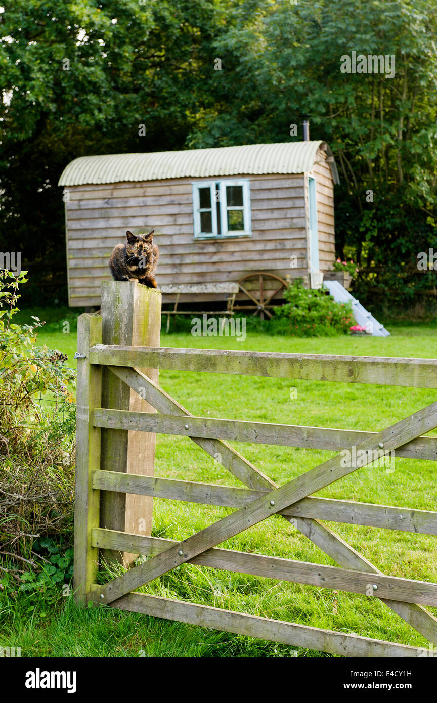 Eine hölzerne Hirten-Hütte in einem englischen Landhaus-Garten Stockfoto