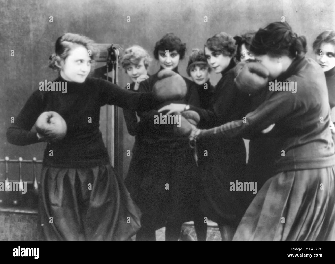 Standbilder von Billie Burke Hauptrolle im Kinofilm "Glorias Romance", 1916: Boxen mit Frau in Gymnasium Stockfoto