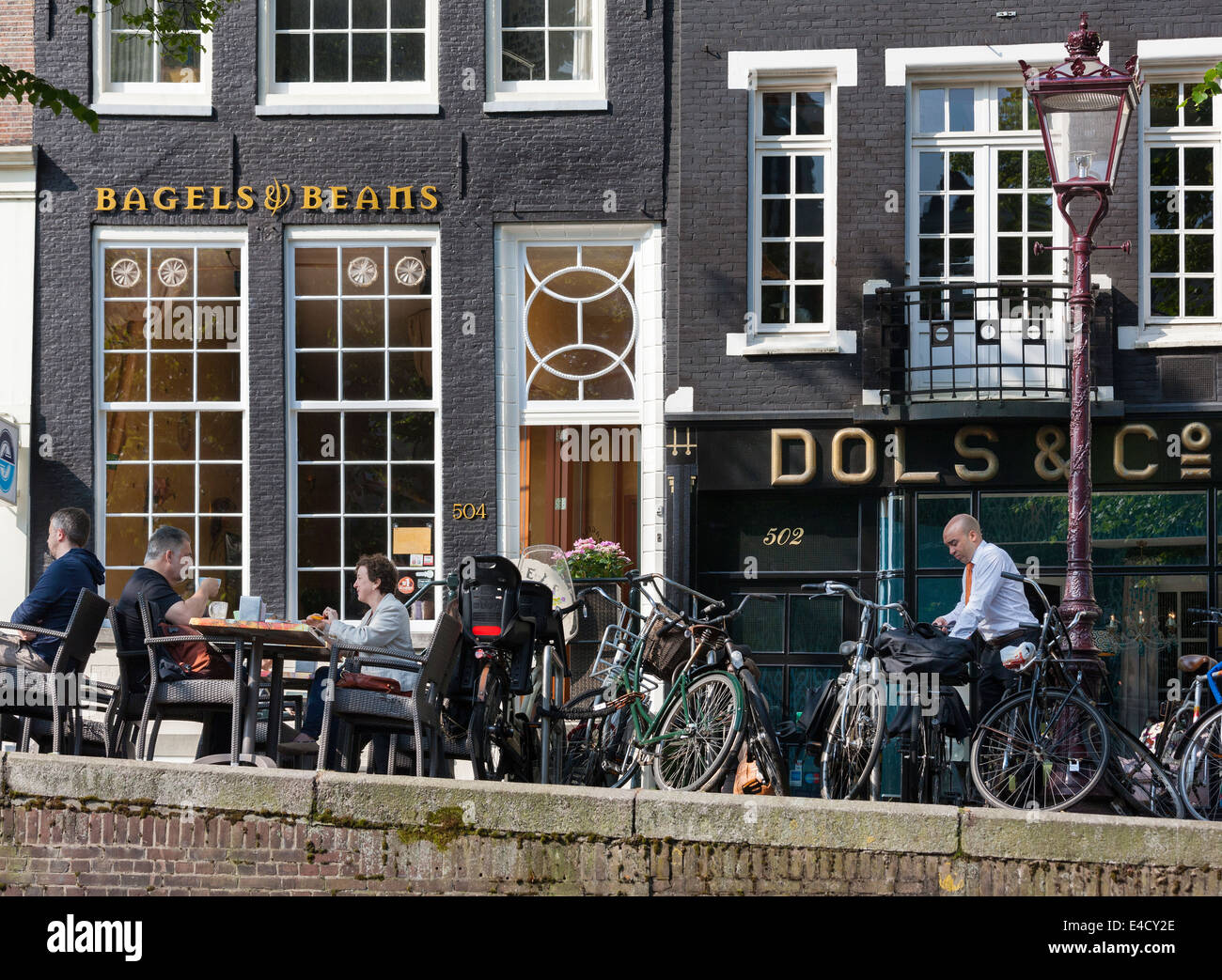 Frühstück im Freien entlang der Keizersgracht Kanal an Bagels & Bohnen Amsterdam. Eine Kette von Bagel orientierte Restaurants. Stockfoto