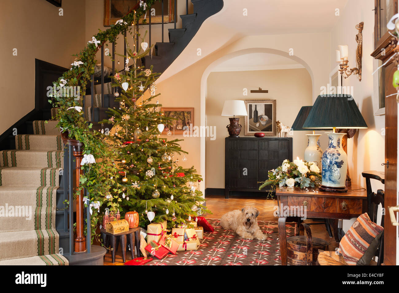 Weihnachtsbaum im Eingangsbereich mit Beginn des 20. Jahrhunderts Kelim. Die Hall-Tabelle ist französischer Kastanie und Tischlampen sind antik Stockfoto