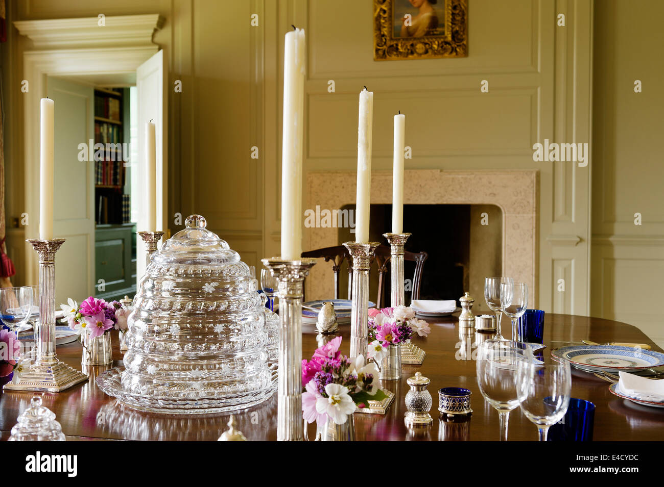 Esszimmer In Franzosisch Grau Von Farrow And Ball Gemalt Das Porzellan Ist Copeland Spode Und Dekorative Bienenstock Kristalldom Ist Durch Stockfotografie Alamy