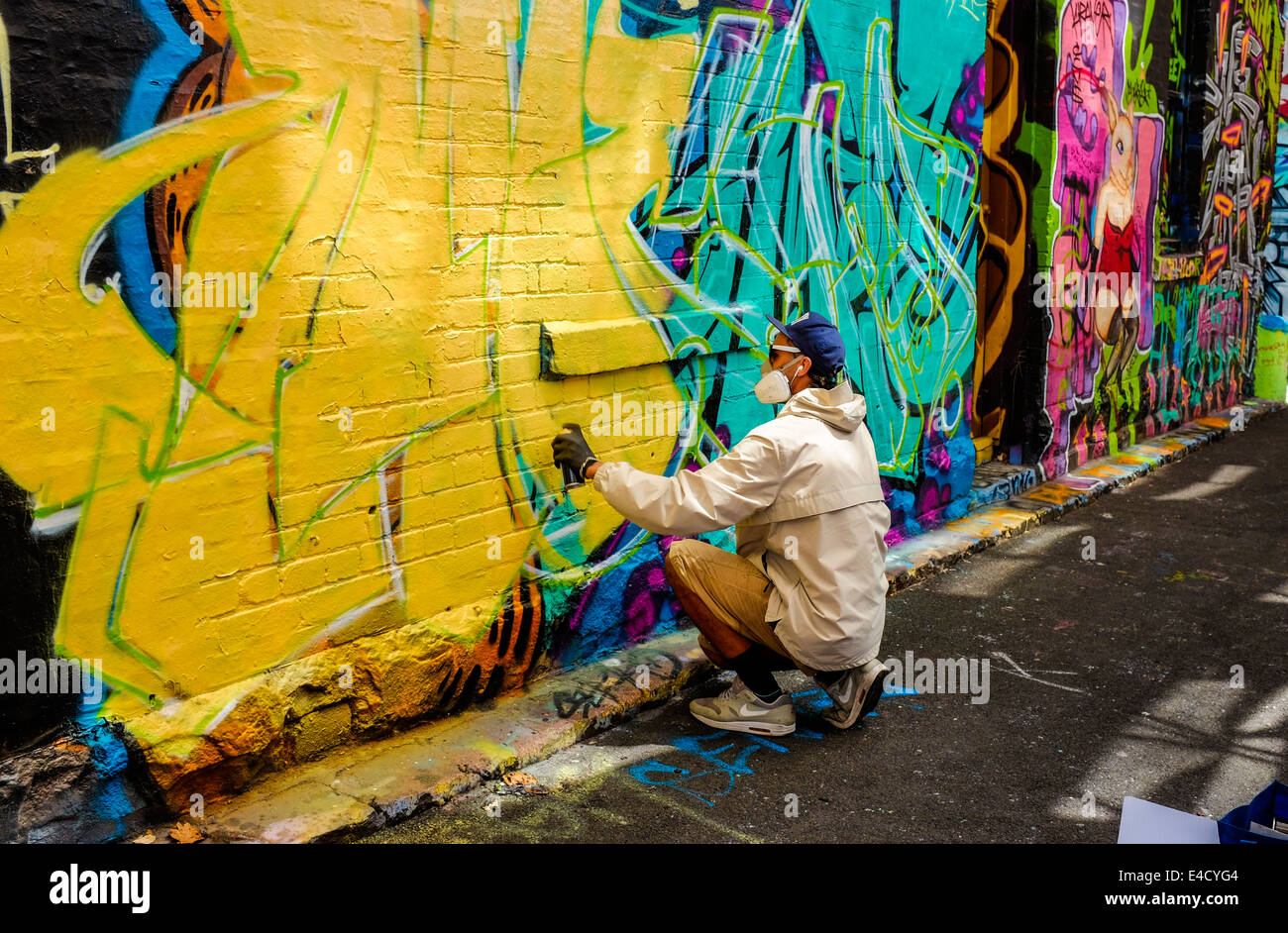 Graffiti-Künstler bei der Arbeit in Melbourne Gasse Stockfoto