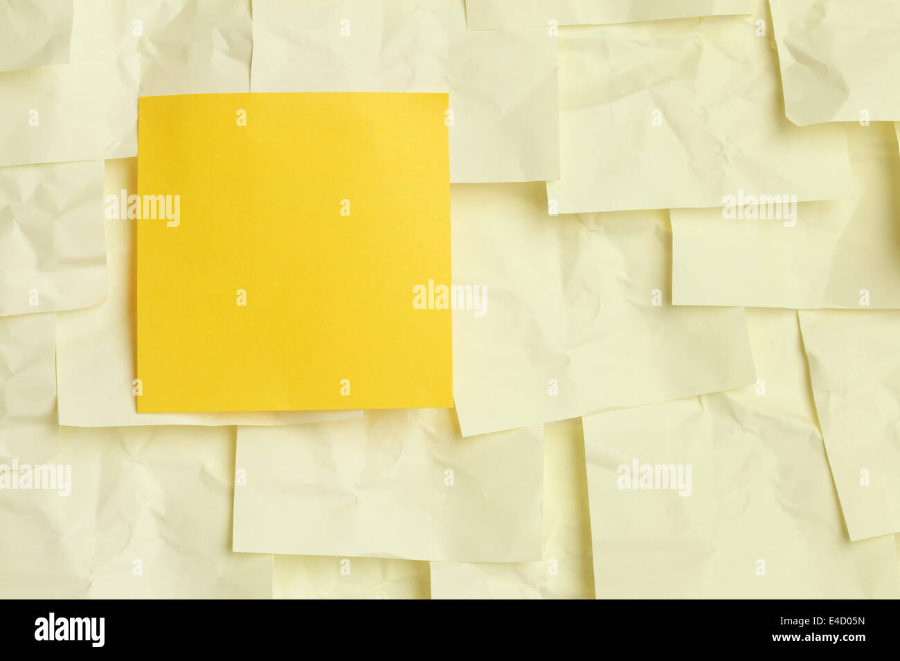 Gelbe Notizzettel Hintergrund Stockfoto
