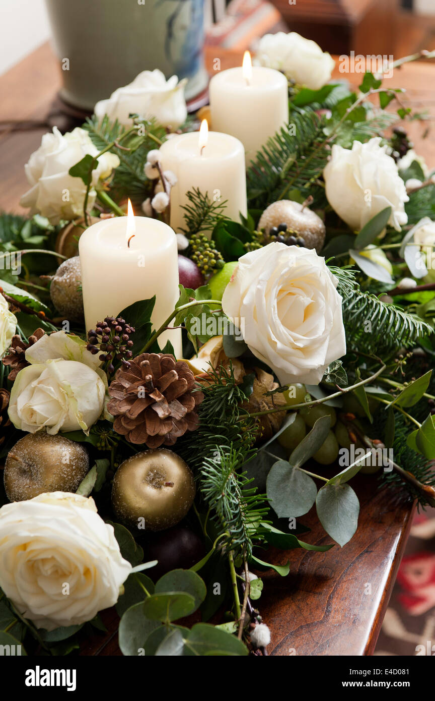 Weihnachts-Dekoration mit Kerzen und weiße Rosen Stockfoto