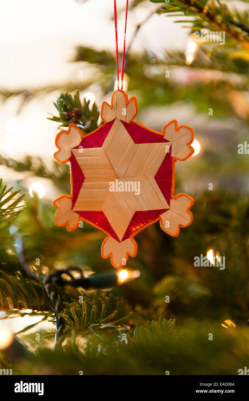 Weihnachts-Dekoration hängen von Baum Stockfoto