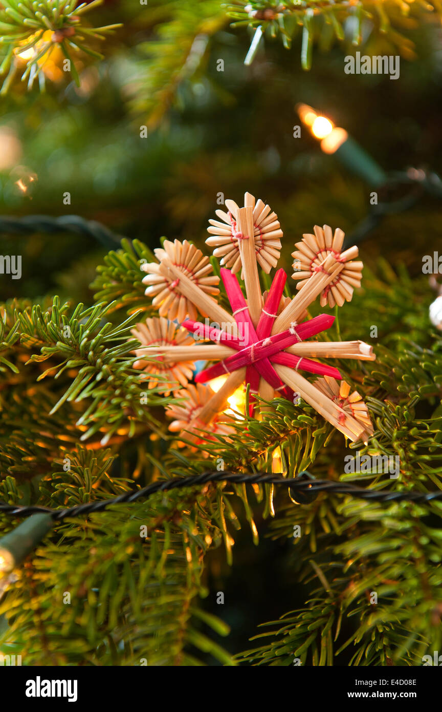 Weihnachts-Dekoration hängen von Baum Stockfoto