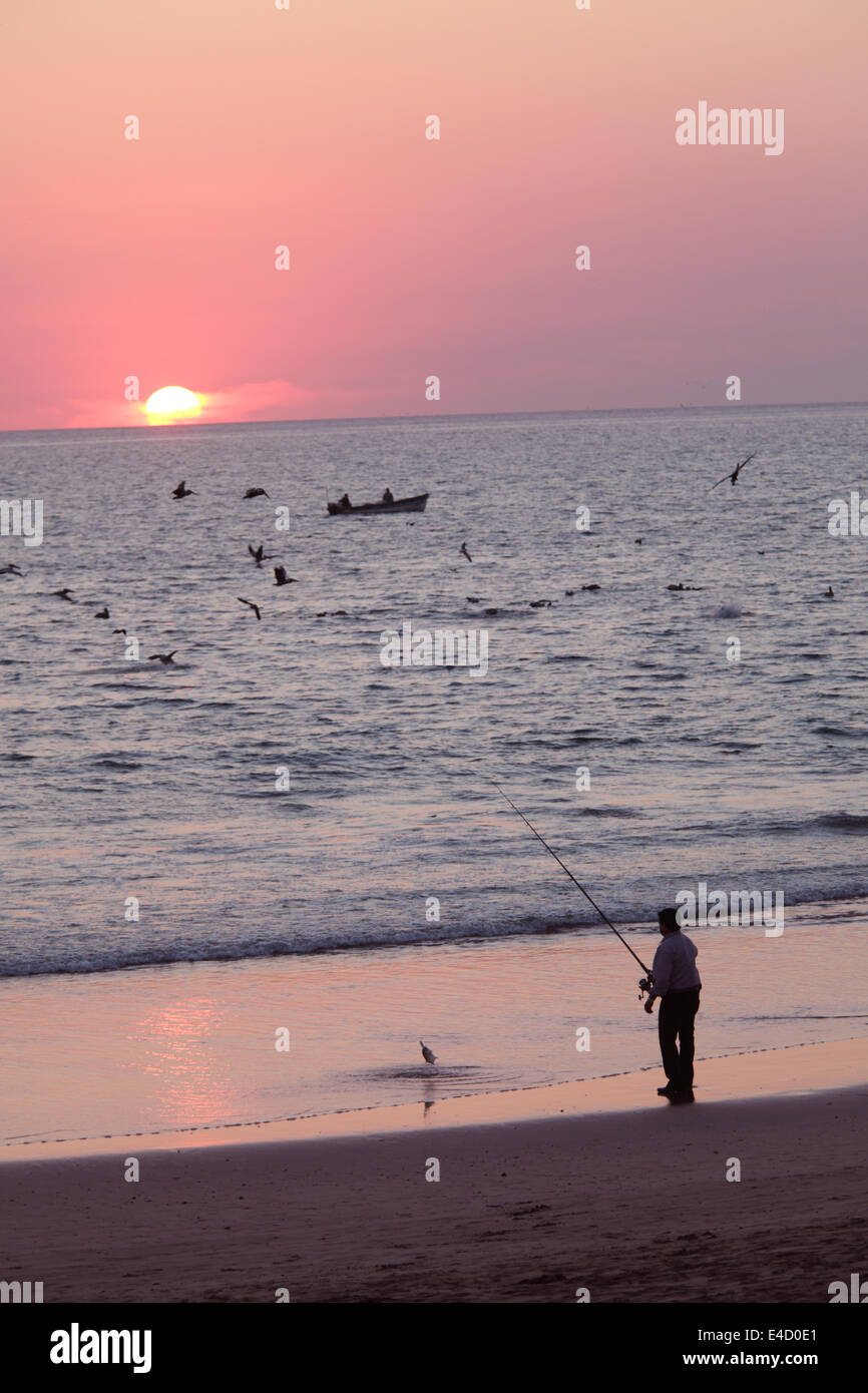 Fischer bei Sonnenuntergang in der Nähe der Malecon, Mazatlan, Sinaloa, Mexiko Stockfoto