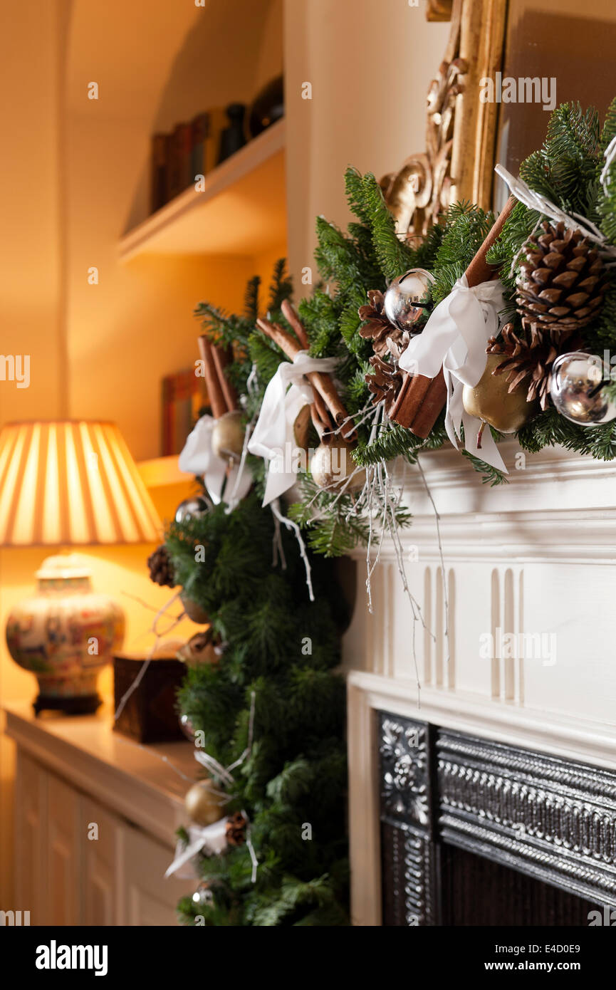 Detail der dekorativen Weihnachten Laub hing auf dem Kaminsims Stockfoto