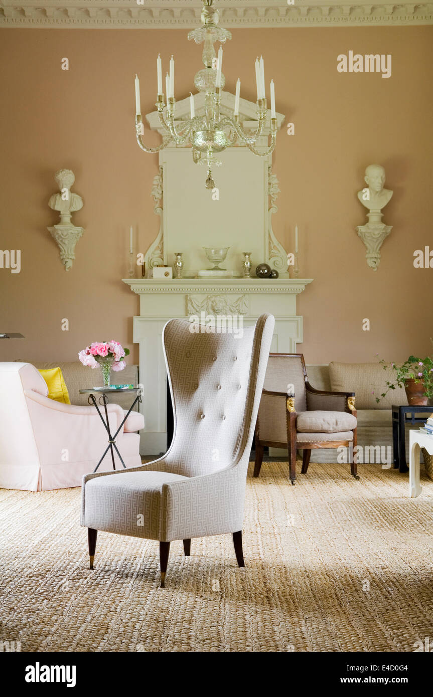 Ohrensessel gepolstert in Veere Fuerst Tempel Stoff im grand Salon mit Glas-Kronleuchter und dekorative Büsten Stockfoto