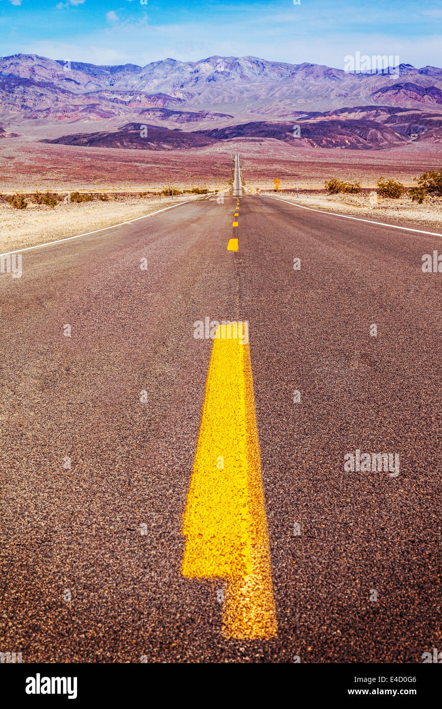 Lange Straße im Death Valley mit Instagram-Filter. Stockfoto