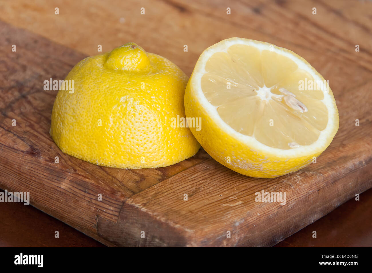 Frischer Zitrone in Scheiben geschnitten, in der Mitte auf einem Holzbrett Stockfoto