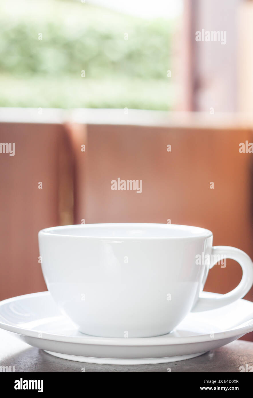 Weiße Kaffeetasse auf dem Tisch, Fotoarchiv Stockfoto