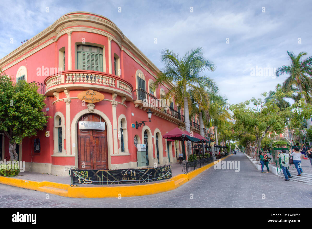 Gebäude im Kolonialstil säumen die Plaza Machado in alten Mazatlan, Mexiko. Stockfoto