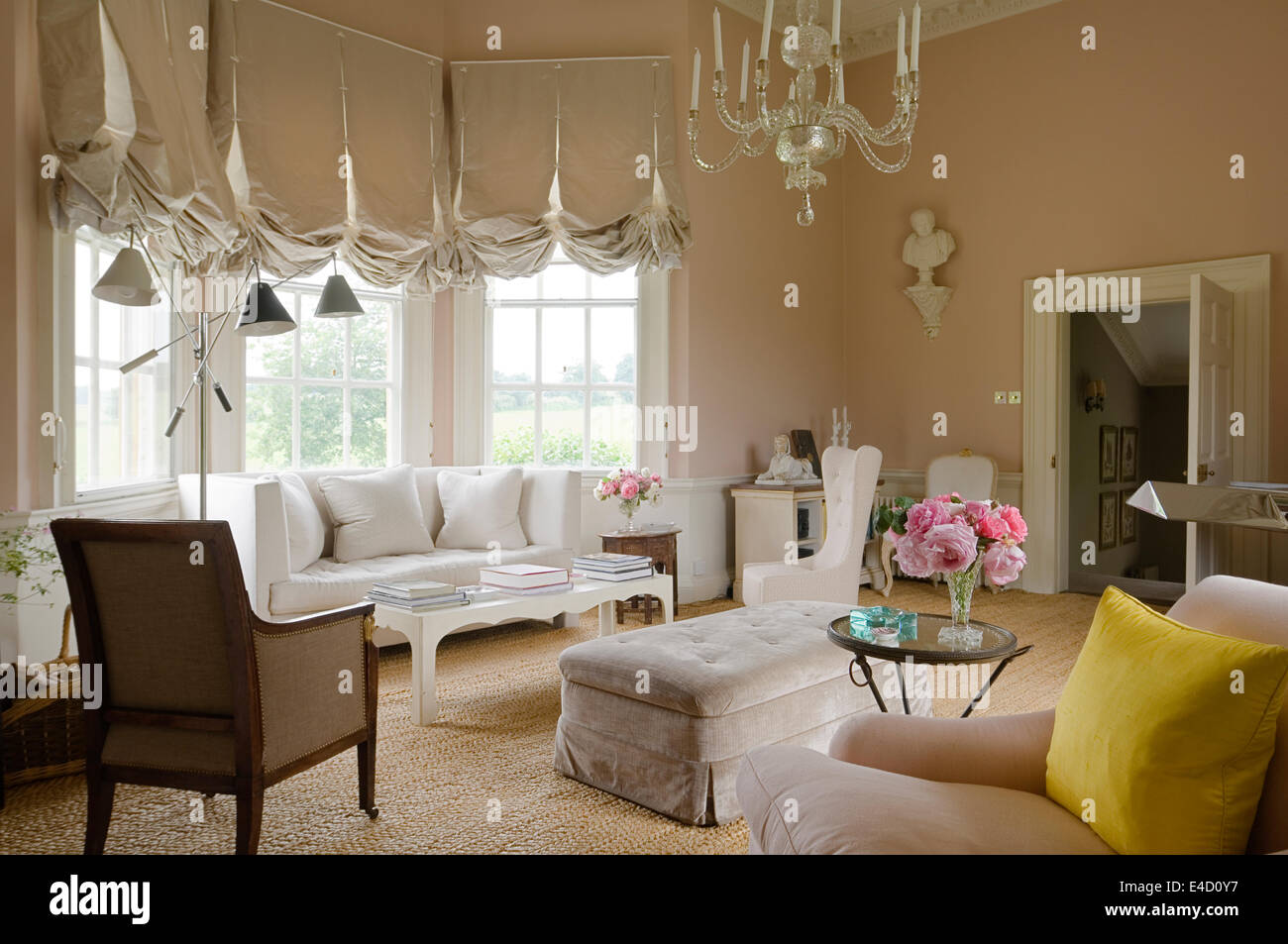 Der grand Salon - Gesichter ein 1810 Directoire Stuhl Osmane in Decor de Paris samt bedeckt, während der Wing Chair gepolstert ist Stockfoto