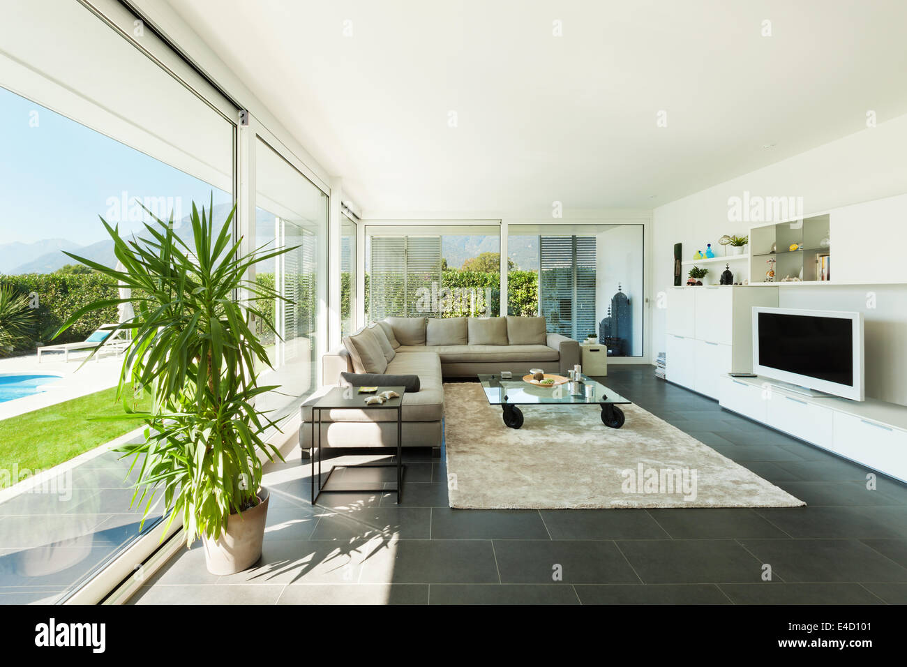Moderne Villa, Interieur, schöne Wohnzimmer Stockfotografie - Alamy