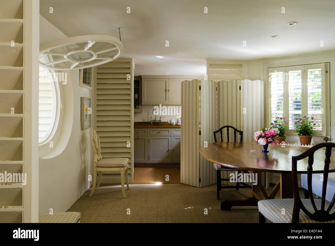 Franzosisch Antik Esstisch Im Speisesaal Mit Bildschirm Trennt Kuche Stockfoto Bild 71586540 Alamy