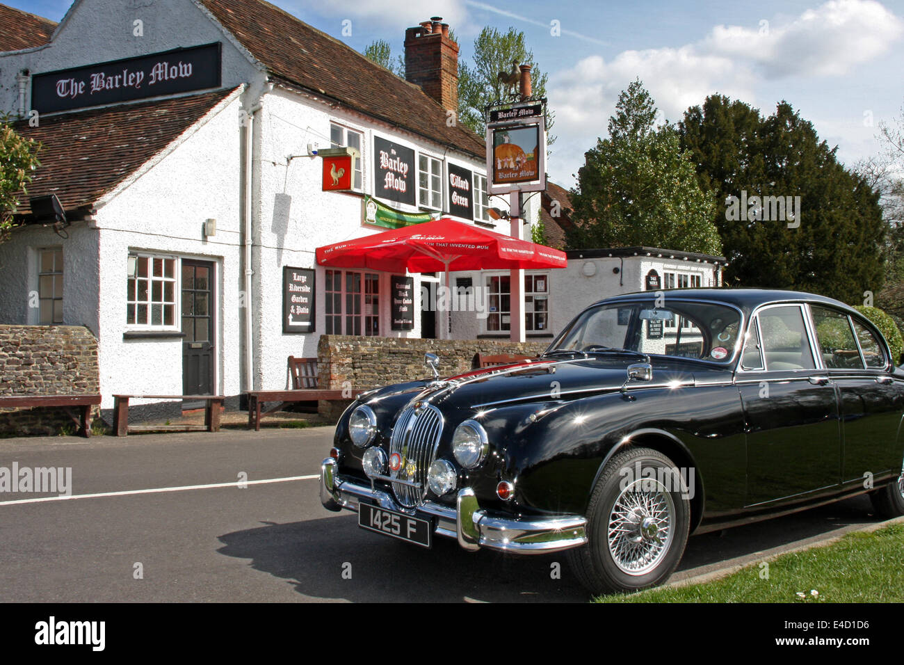 Klassische Jaguar Mk 2 Salon geparkt in der Gerste Mähen Kneipe in Tilford, Surrey, Farnham, Großbritannien. Stockfoto