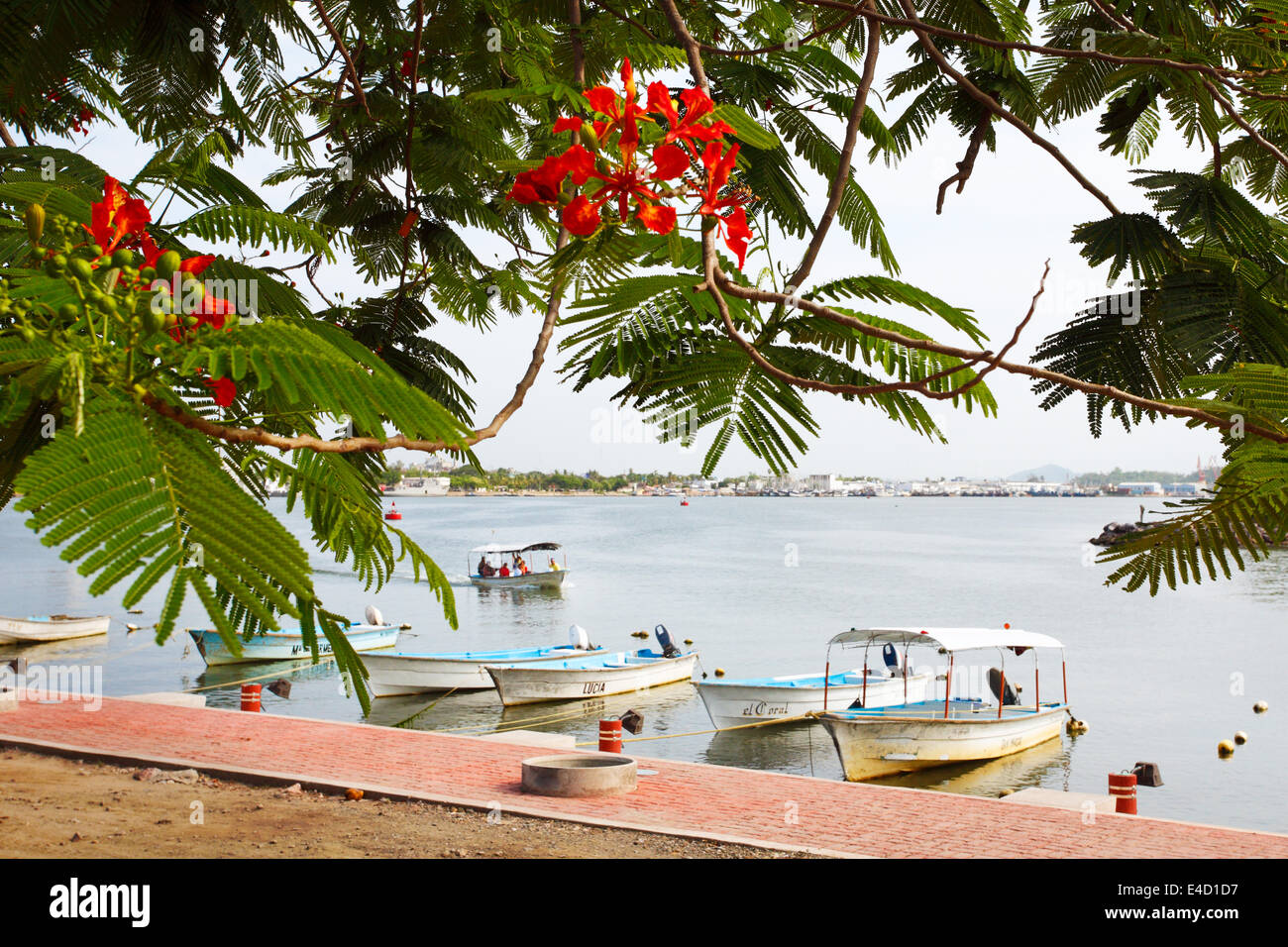 Das Dock im Stone Island mit Mazatlan in der Ferne über die Bucht. Stockfoto